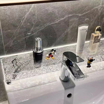 Robinet de baie montat pe perete cu raft de depozitare deasupra chiuvetei, pentru periuțe de dinți, prosoape și produse cosmetice