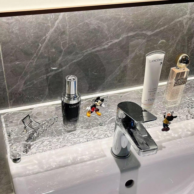 Robinet de baie montat pe perete cu raft de depozitare deasupra chiuvetei, pentru periuțe de dinți, prosoape și produse cosmetice