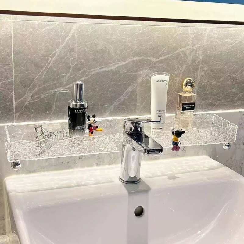 Robinet de baie montat pe perete cu raft de depozitare deasupra chiuvetei, pentru periuțe de dinți, prosoape și produse cosmetice