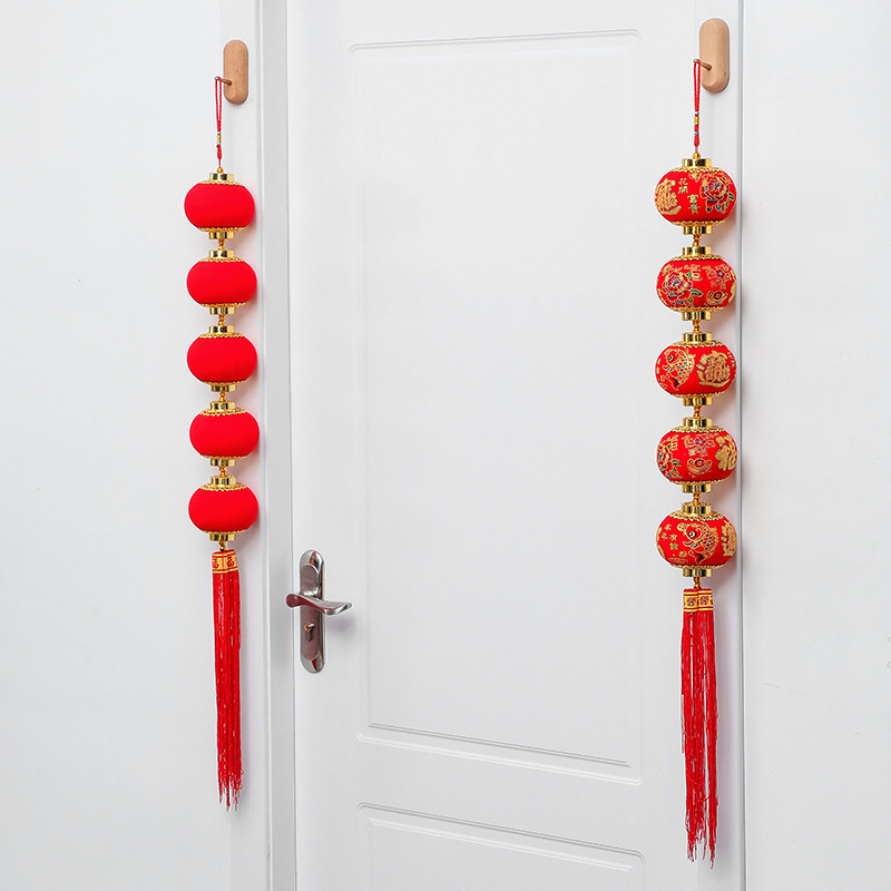 Șir festiv de felinare din flanelă cu noduri chinezești și cuplete pentru ferestre, uși și hol — decorativ din flanelă, lucrat manual
