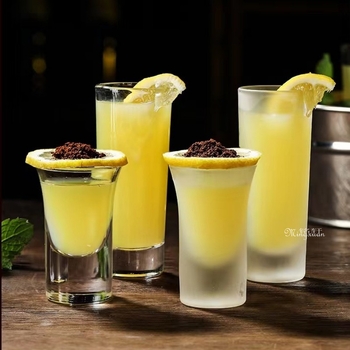 Set de pahare pentru shot în formă de glonț și pahare de cocktail