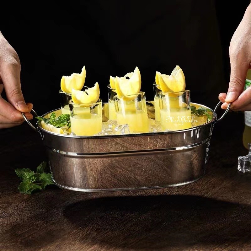 Set de pahare pentru shot în formă de glonț și pahare de cocktail