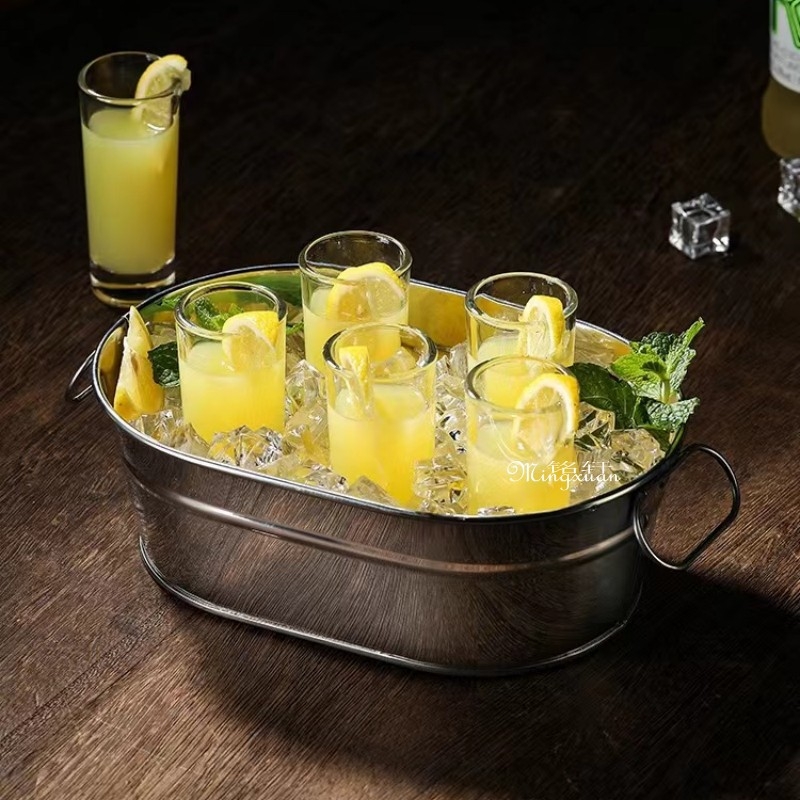 Set de pahare pentru shot în formă de glonț și pahare de cocktail