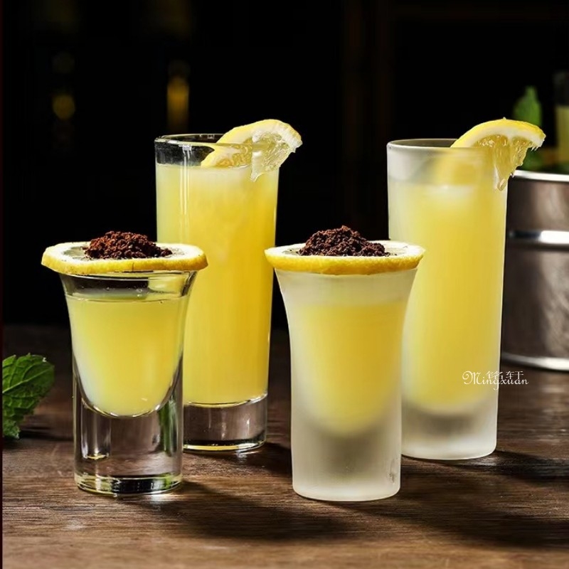 Set de pahare pentru shot în formă de glonț și pahare de cocktail