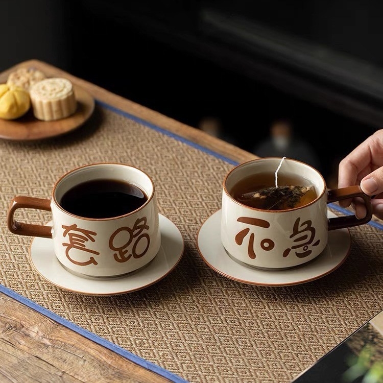 Set de cești de cafea Grass Grey cu farfurioare – design scris de mână, minimalist, birou, cadou de afaceri