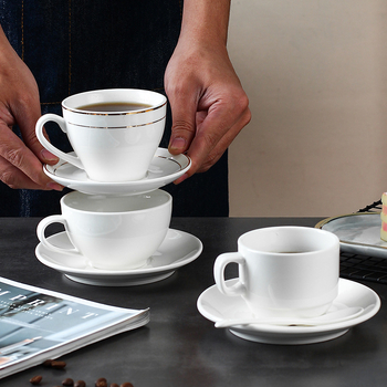 Ceașcă albă de cafea din ceramică cu farfuriu, set pentru mic dejun, lapte și ceai de după-amiază, gata pentru logo