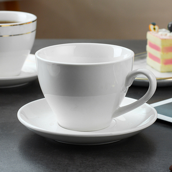 Ceașcă albă de cafea din ceramică cu farfuriu, set pentru mic dejun, lapte și ceai de după-amiază, gata pentru logo