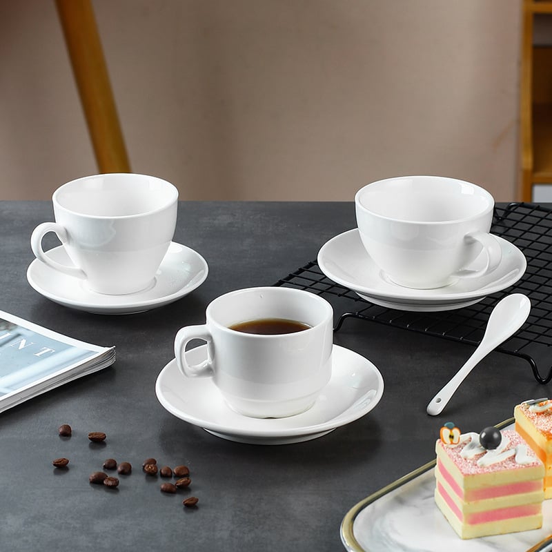 Ceașcă albă de cafea din ceramică cu farfuriu, set pentru mic dejun, lapte și ceai de după-amiază, gata pentru logo