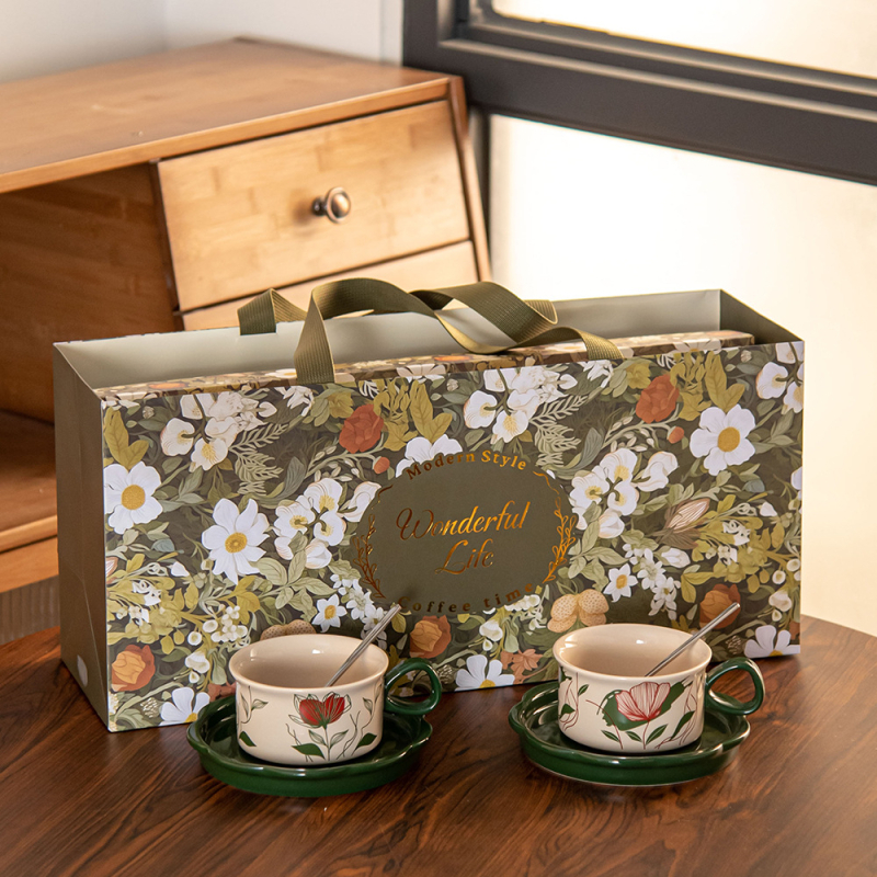 Set ceramic cu ceașcă de cafea și farfurioară, în stil retro - ambalaj cadou
