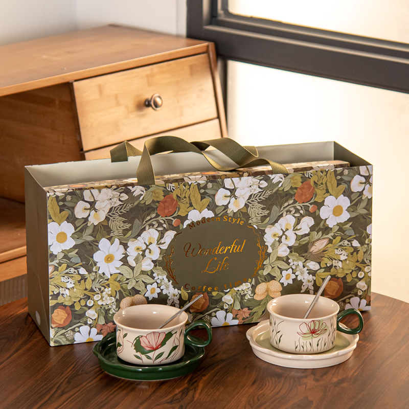 Set ceramic cu ceașcă de cafea și farfurioară, în stil retro - ambalaj cadou