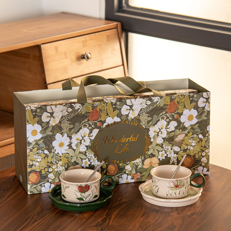 Set ceramic cu ceașcă de cafea și farfurioară, în stil retro - ambalaj cadou