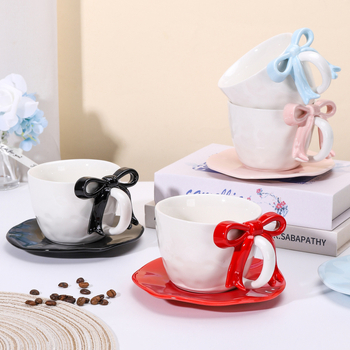 Cană ceramică cu fundă pictată manual, set cană și farfurie