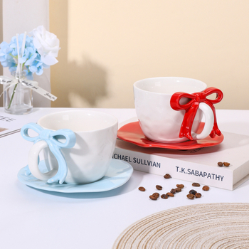 Cană ceramică cu fundă pictată manual, set cană și farfurie