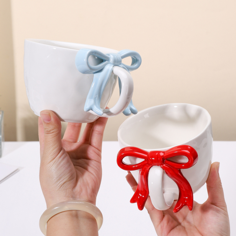 Cană ceramică cu fundă pictată manual, set cană și farfurie