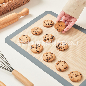 Covoraș de gătit din silicon – antiaderent, rezistent la temperaturi înalte, pentru coacerea fursecurilor și frământarea aluatului. Dimensiuni: 42×29.5 cm și 30×20 cm.