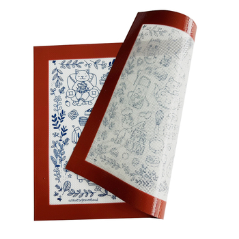 Covoraș dreptunghiular din silicon pentru coacere, cu suprafață antiaderentă pentru frământarea aluatului; țesătură din fibră de sticlă; dimensiuni 40×30 cm, 30×21 cm și 50×40 cm.