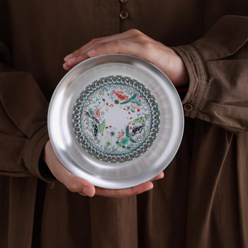 Set de ceai Kung Fu cu accente de argint placat și motive de lotus, pești și alge; ceainic și cești de argint, cești de porțelan și tavă de porțelan într-o cutie cadou premium