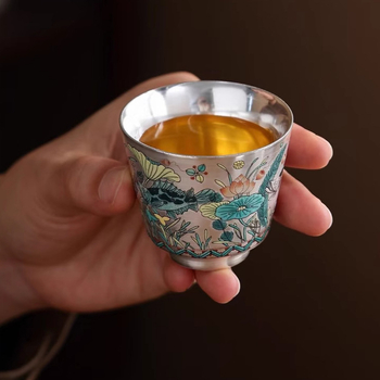 Set de ceai Kung Fu cu accente de argint placat și motive de lotus, pești și alge; ceainic și cești de argint, cești de porțelan și tavă de porțelan într-o cutie cadou premium