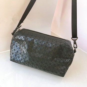 Trokutasta torbica preko ramena od PVC-a s geometrijskim šavovima, unisex, japanski stil