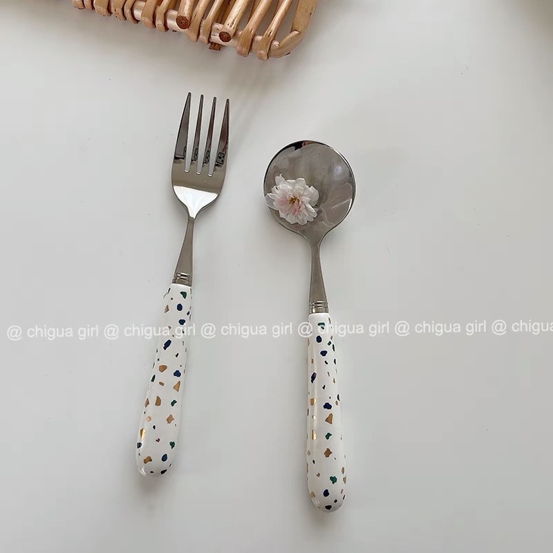 Set de tacâmuri din oțel inoxidabil, cu model floral: linguri de supă, linguri pentru înghețată, linguri de orez, furculițe și linguri de amestec.