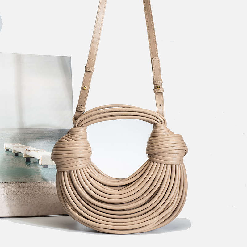 Ženska PU crossbody torba, ručno pleteni dumpling stil, srednja veličina, luksuzna svakodnevna torba, zlatna boja