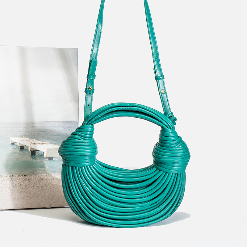 Ženska PU crossbody torba, ručno pleteni dumpling stil, srednja veličina, luksuzna svakodnevna torba, zlatna boja