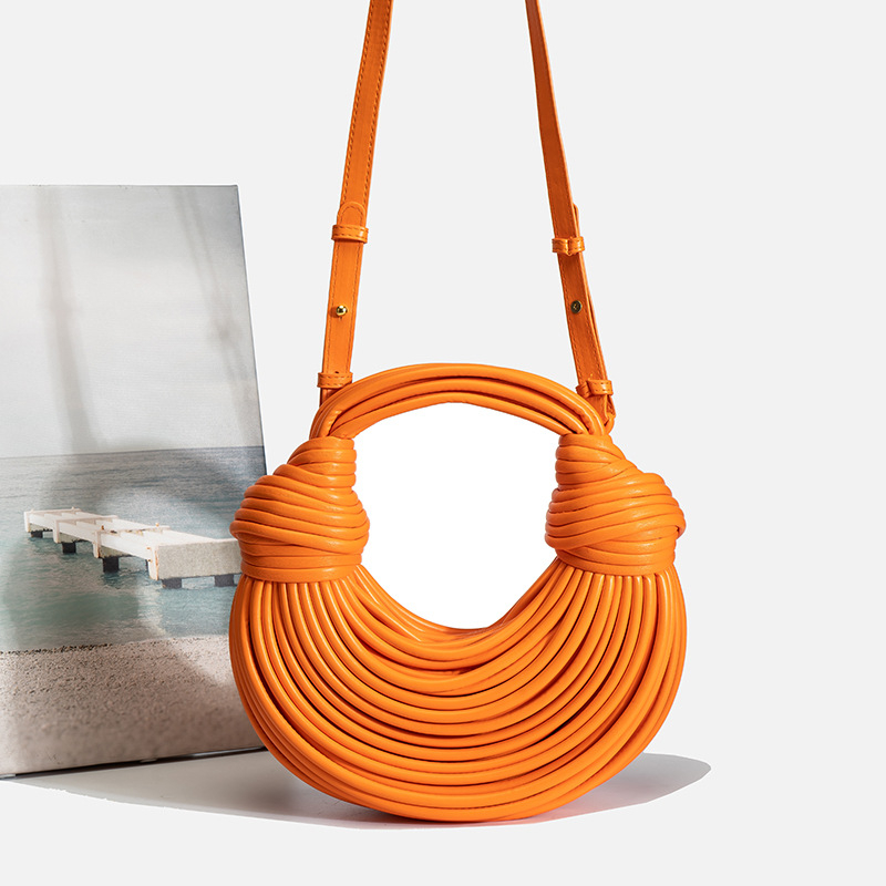 Ženska PU crossbody torba, ručno pleteni dumpling stil, srednja veličina, luksuzna svakodnevna torba, zlatna boja