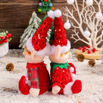 Păpușă drăguță de Crăciun, așezată, ornament pentru vitrină, cu pălărie cu paiete Rudolph