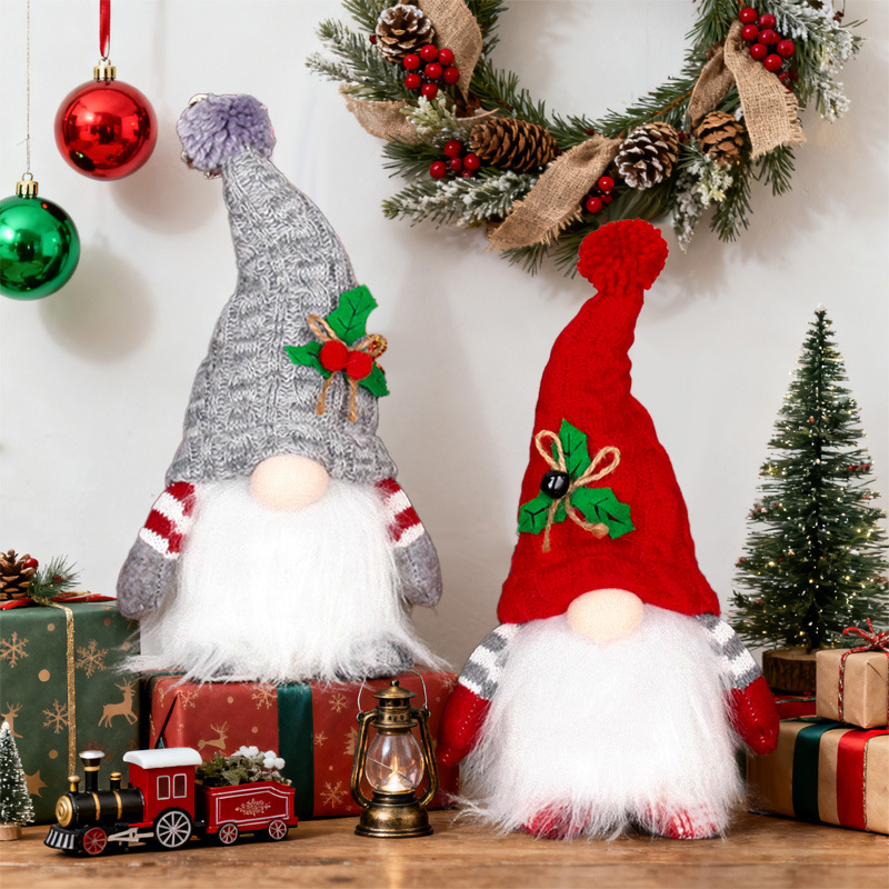 Ornament de Crăciun luminescent: gnom cu pălărie tricotată și păpușă Rudolph