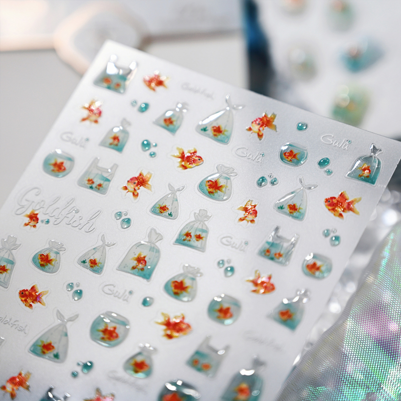 Nail stickers od vlakana stakla sa zlatom ribom, model M1102 – ljetni svježi dizajn s kontrastnim bojama i kapljicama vode