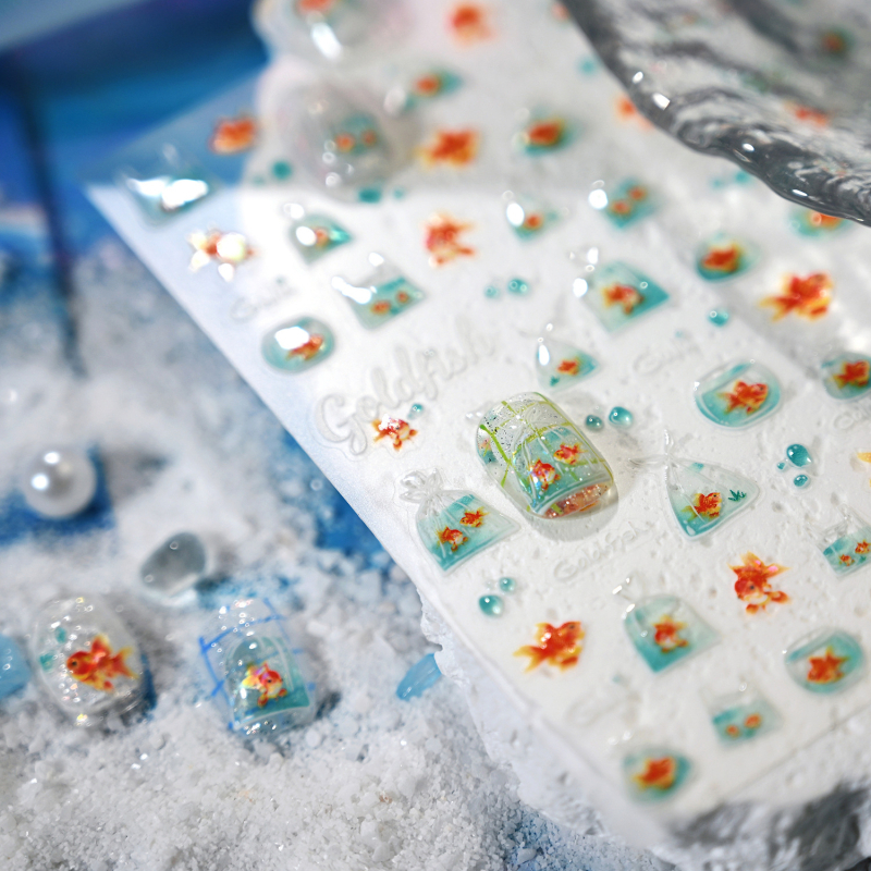 Nail stickers od vlakana stakla sa zlatom ribom, model M1102 – ljetni svježi dizajn s kontrastnim bojama i kapljicama vode