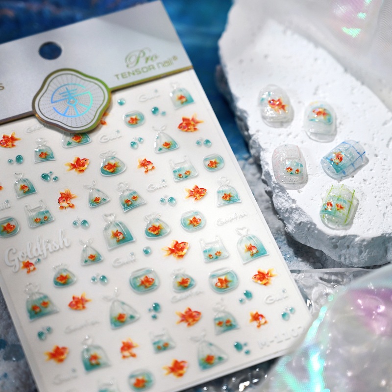 Nail stickers od vlakana stakla sa zlatom ribom, model M1102 – ljetni svježi dizajn s kontrastnim bojama i kapljicama vode