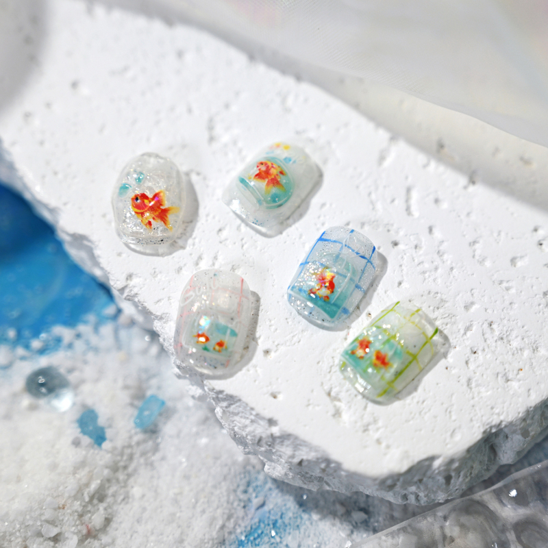 Nail stickers od vlakana stakla sa zlatom ribom, model M1102 – ljetni svježi dizajn s kontrastnim bojama i kapljicama vode
