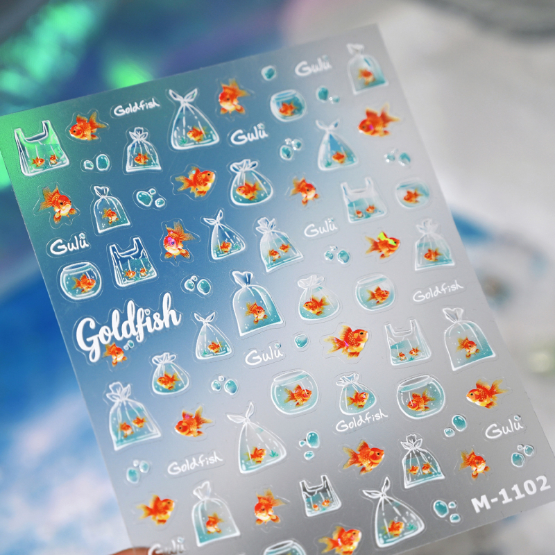 Nail stickers od vlakana stakla sa zlatom ribom, model M1102 – ljetni svježi dizajn s kontrastnim bojama i kapljicama vode