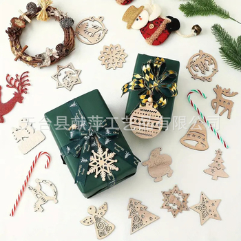 Set de ornamente de Crăciun pentru vitrină: fulg de zăpadă, om de zăpadă și cerb pe felii de lemn