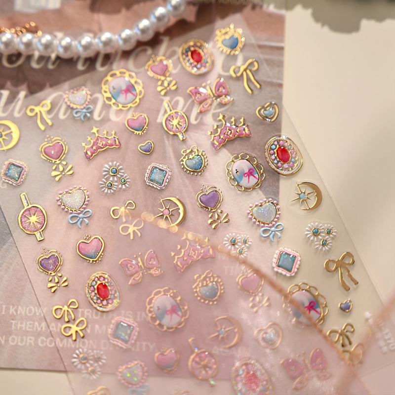 Naljepnice za nokte inspirirane Sailor Moon, model M-1370, reljefno ugravirane i otisnute, sa srebrnim sjajem, motivi srca, kruna, zvijezda i mašna