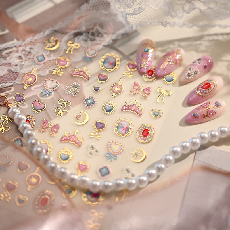 Naljepnice za nokte inspirirane Sailor Moon, model M-1370, reljefno ugravirane i otisnute, sa srebrnim sjajem, motivi srca, kruna, zvijezda i mašna