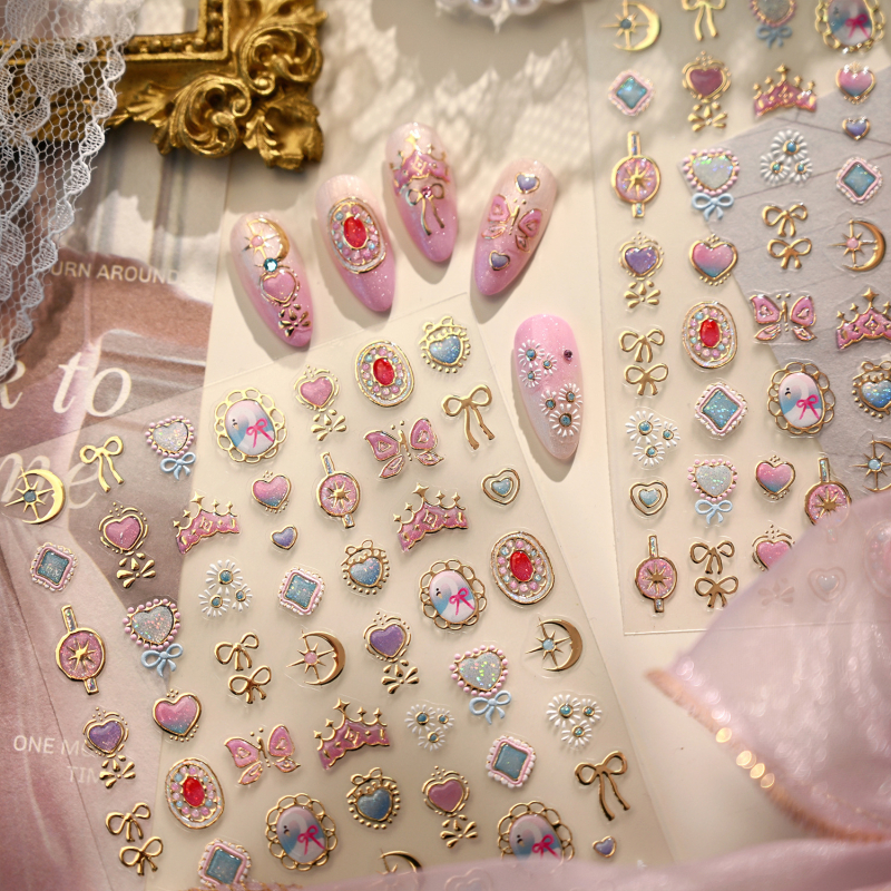Naljepnice za nokte inspirirane Sailor Moon, model M-1370, reljefno ugravirane i otisnute, sa srebrnim sjajem, motivi srca, kruna, zvijezda i mašna