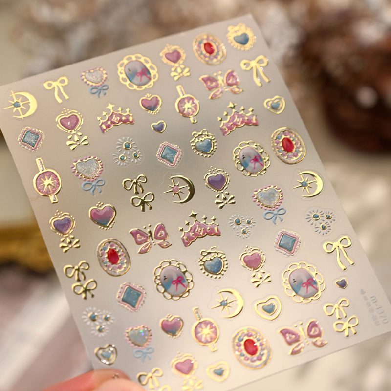 Naljepnice za nokte inspirirane Sailor Moon, model M-1370, reljefno ugravirane i otisnute, sa srebrnim sjajem, motivi srca, kruna, zvijezda i mašna