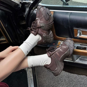 Női sportcipő, légáteresztő felsőrésszel és vastag talppal, kerek orrú, dad shoes stílus