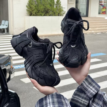 Női sportcipő, légáteresztő felsőrésszel és vastag talppal, kerek orrú, dad shoes stílus