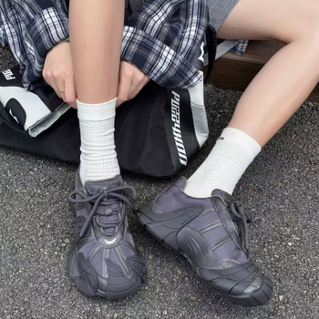 Női sportcipő, légáteresztő felsőrésszel és vastag talppal, kerek orrú, dad shoes stílus