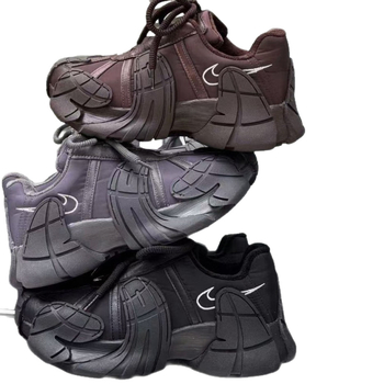 Női sportcipő, légáteresztő felsőrésszel és vastag talppal, kerek orrú, dad shoes stílus