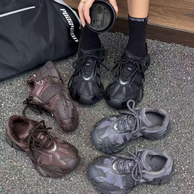 Női sportcipő, légáteresztő felsőrésszel és vastag talppal, kerek orrú, dad shoes stílus