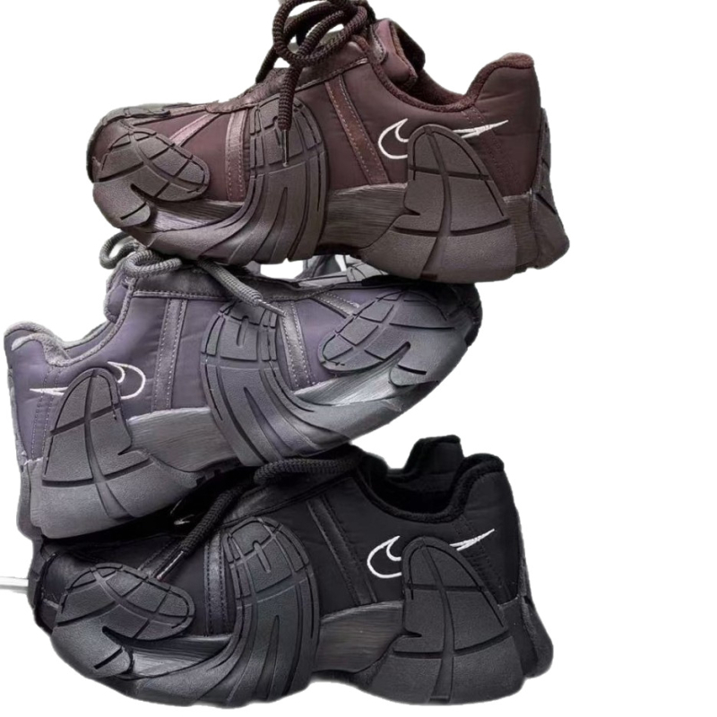 Női sportcipő, légáteresztő felsőrésszel és vastag talppal, kerek orrú, dad shoes stílus