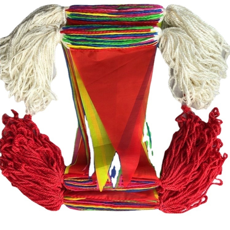 Steaguri triunghiulare pe sârmă groasă — panglici colorate pentru exterior, decor pentru nunți și deschiderea grădiniței