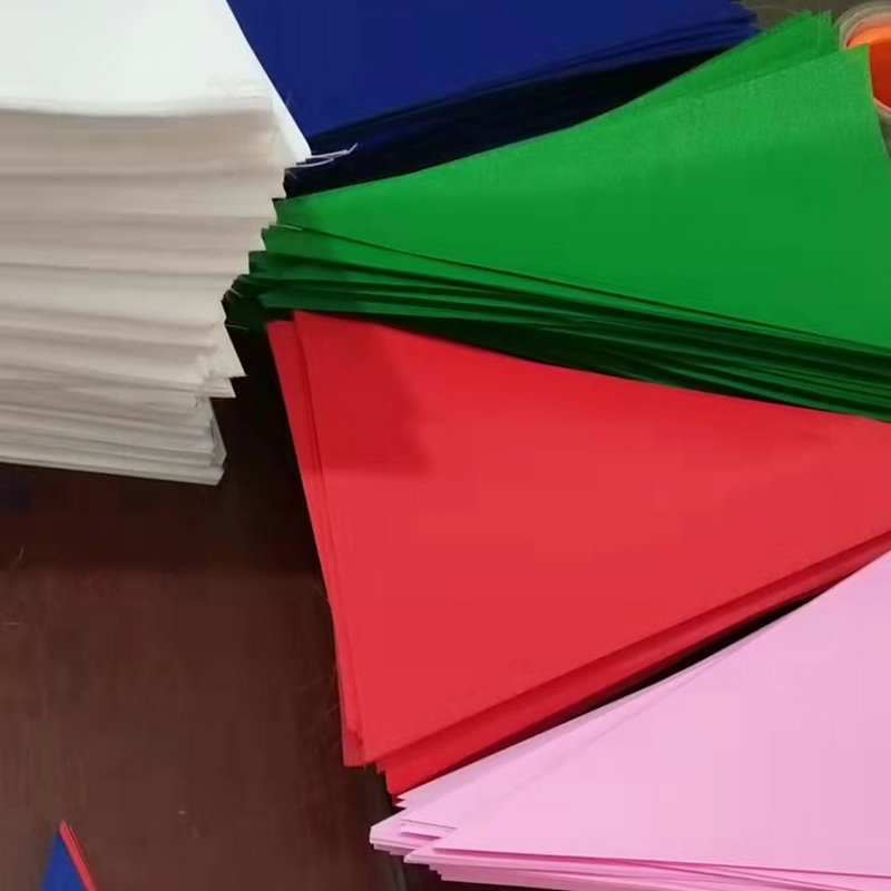 Ghirlandă de stegulețe triunghiulare multicolore pe sfoară – decor exterior pentru deschideri, festivaluri și nunți
