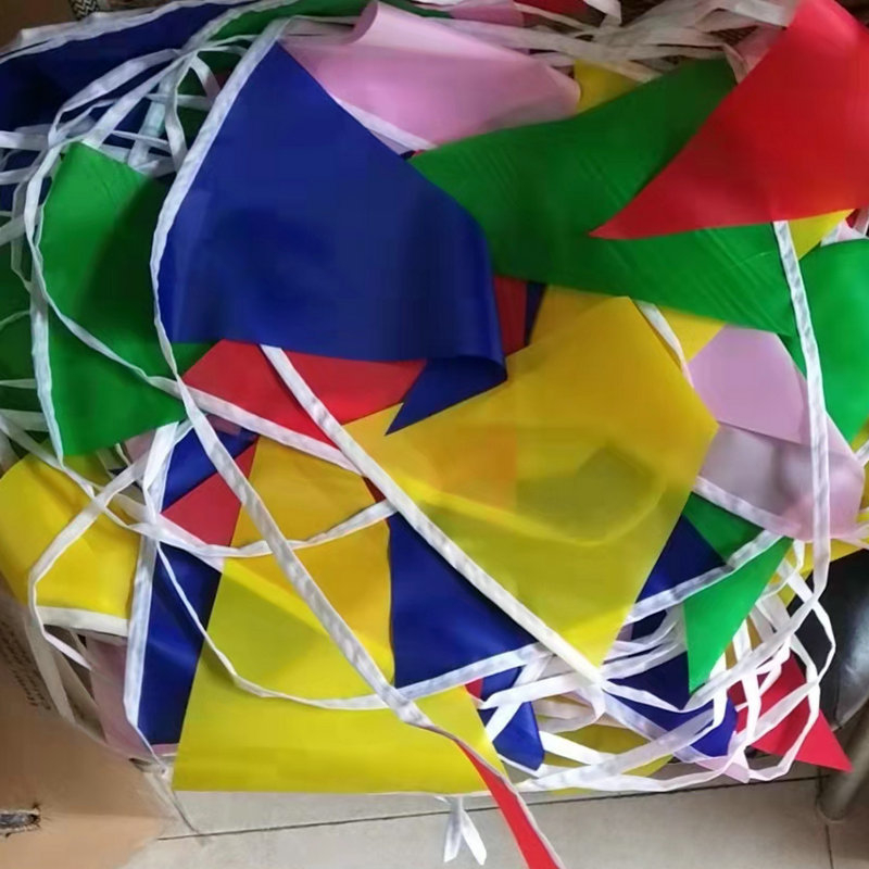 Ghirlandă de stegulețe triunghiulare multicolore pe sfoară – decor exterior pentru deschideri, festivaluri și nunți