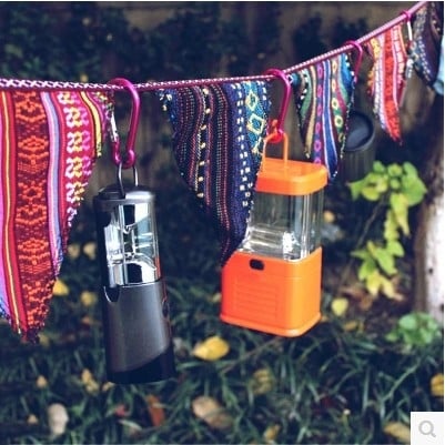 Set de 14 stegulețe triunghiulare multicolore pentru camping, pe șnur de 3,3 m, din material Oxford