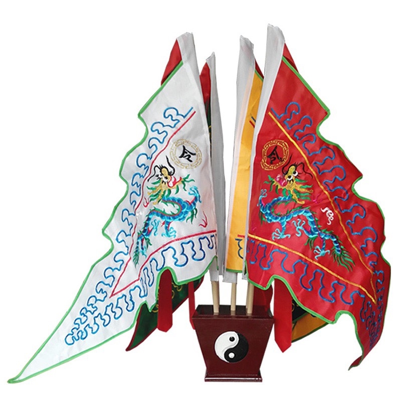 Steag decorativ pentru casă: drapel triunghiular cu dublă broderie în cinci culori (negru, alb, roșu, galben, verde), disponibil în dimensiuni mici, medii și mari.
